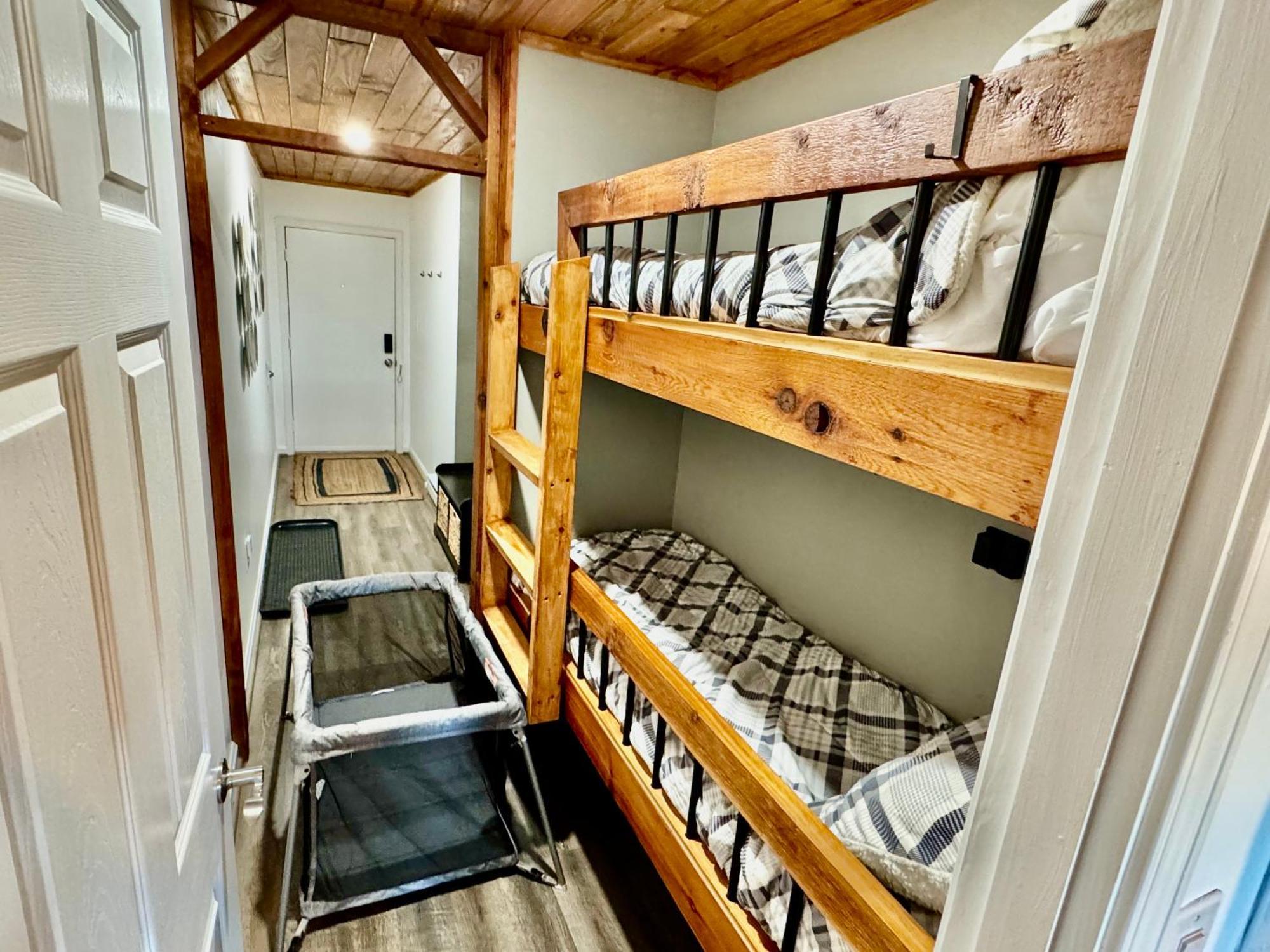 The Sugar Suite - Renovated With A View! Ac! Pool, Hot Tub, Sauna, Gym, Ev 糖山 外观 照片